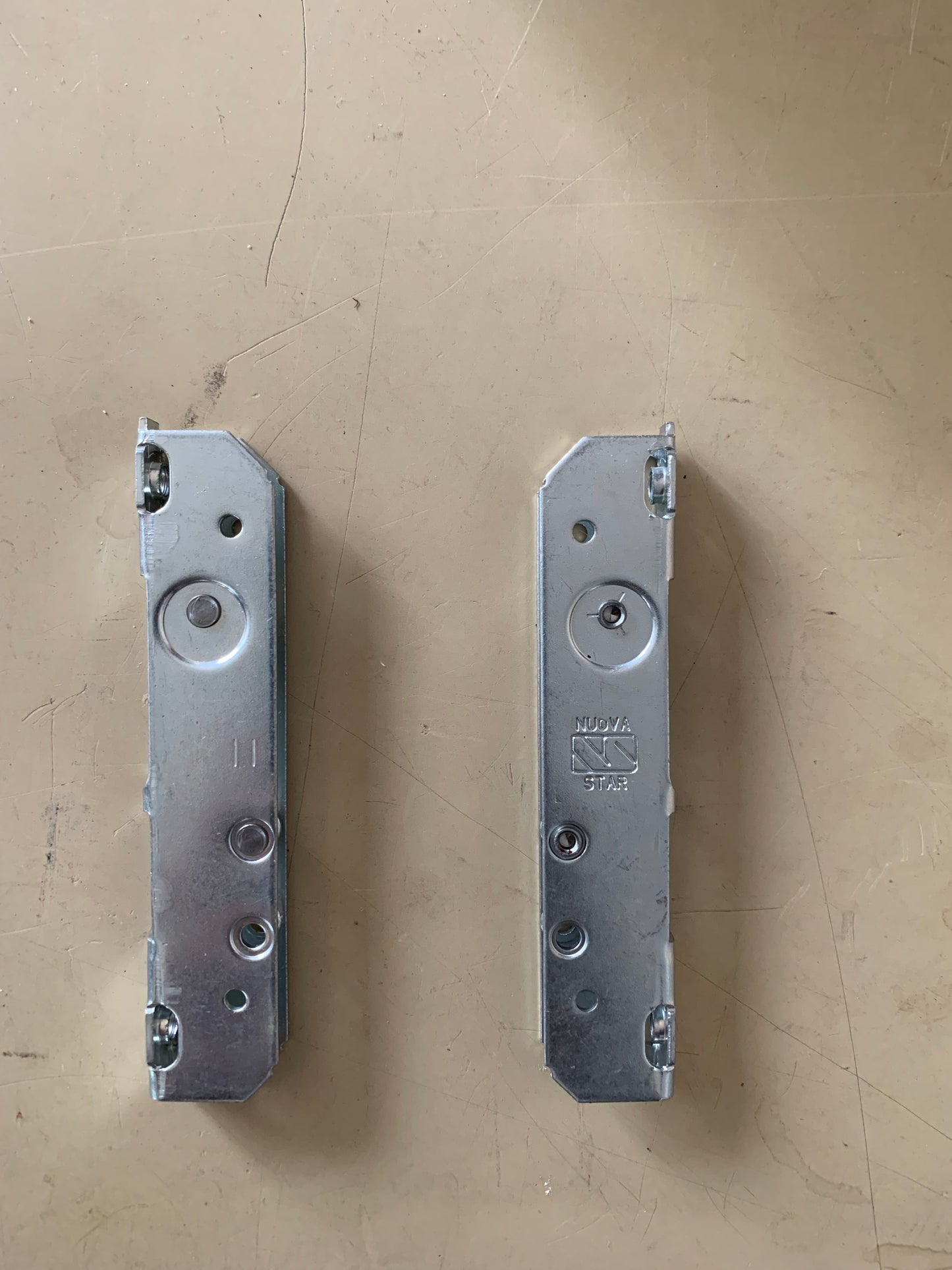 77X1782 CHARNIERE F PORTE GC (CDT)